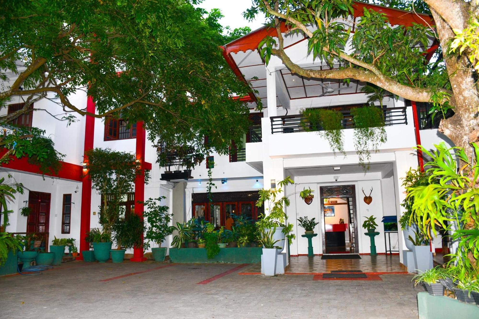 Thilaka City Hotel Anuradhapura Esterno foto