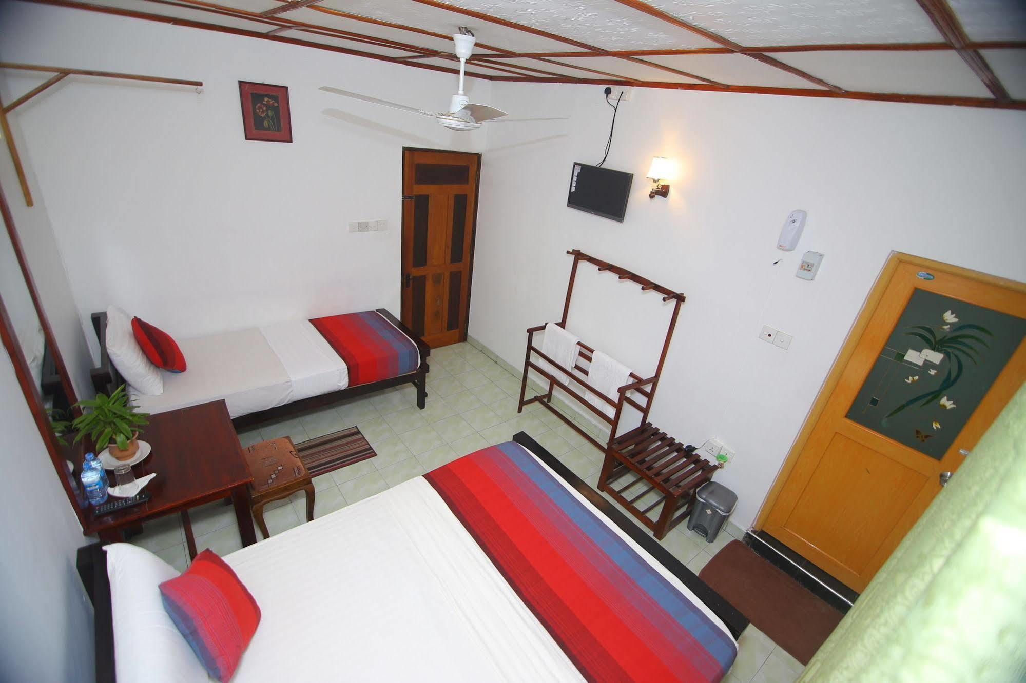 Thilaka City Hotel Anuradhapura Esterno foto