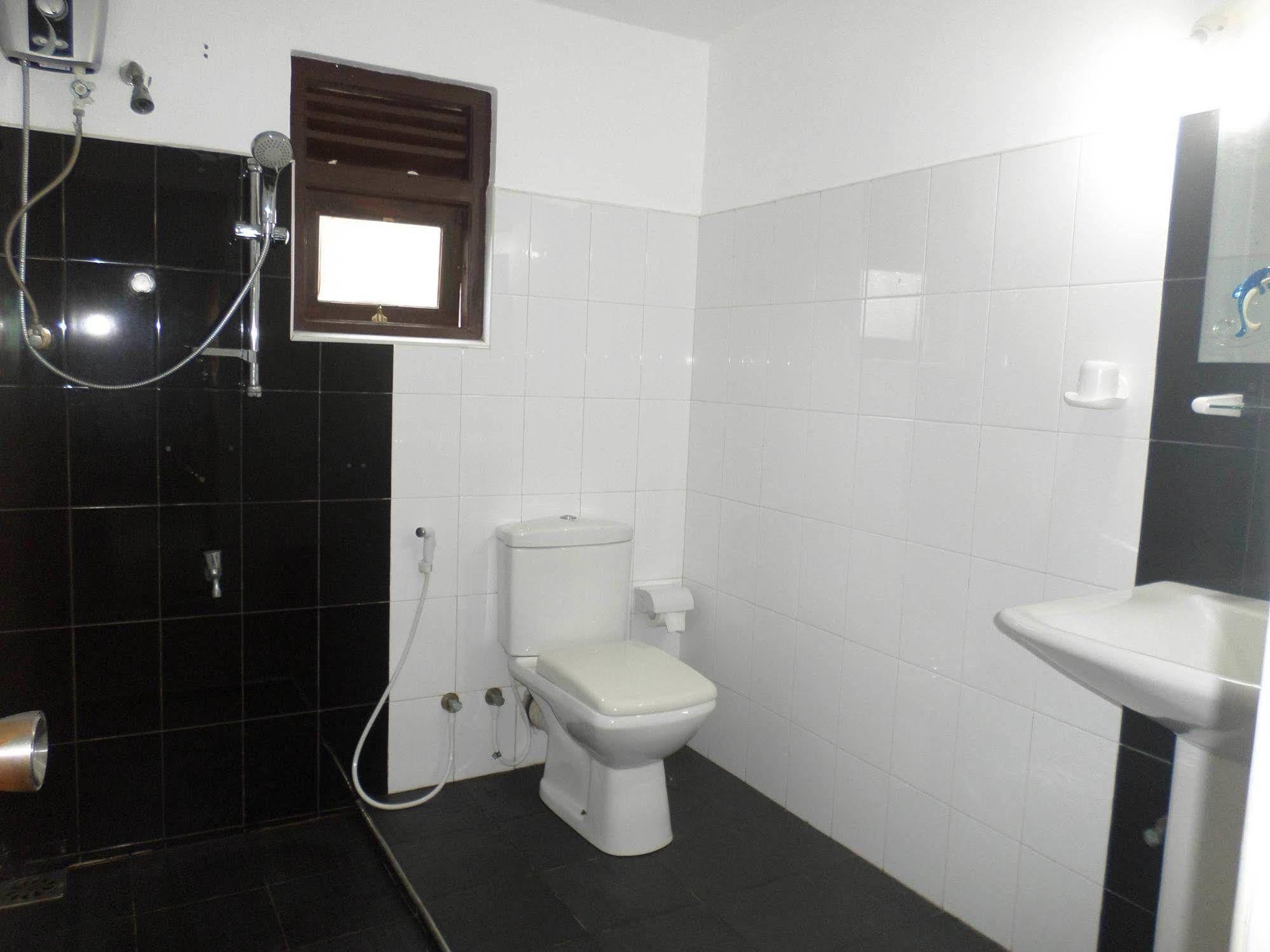 Thilaka City Hotel Anuradhapura Esterno foto