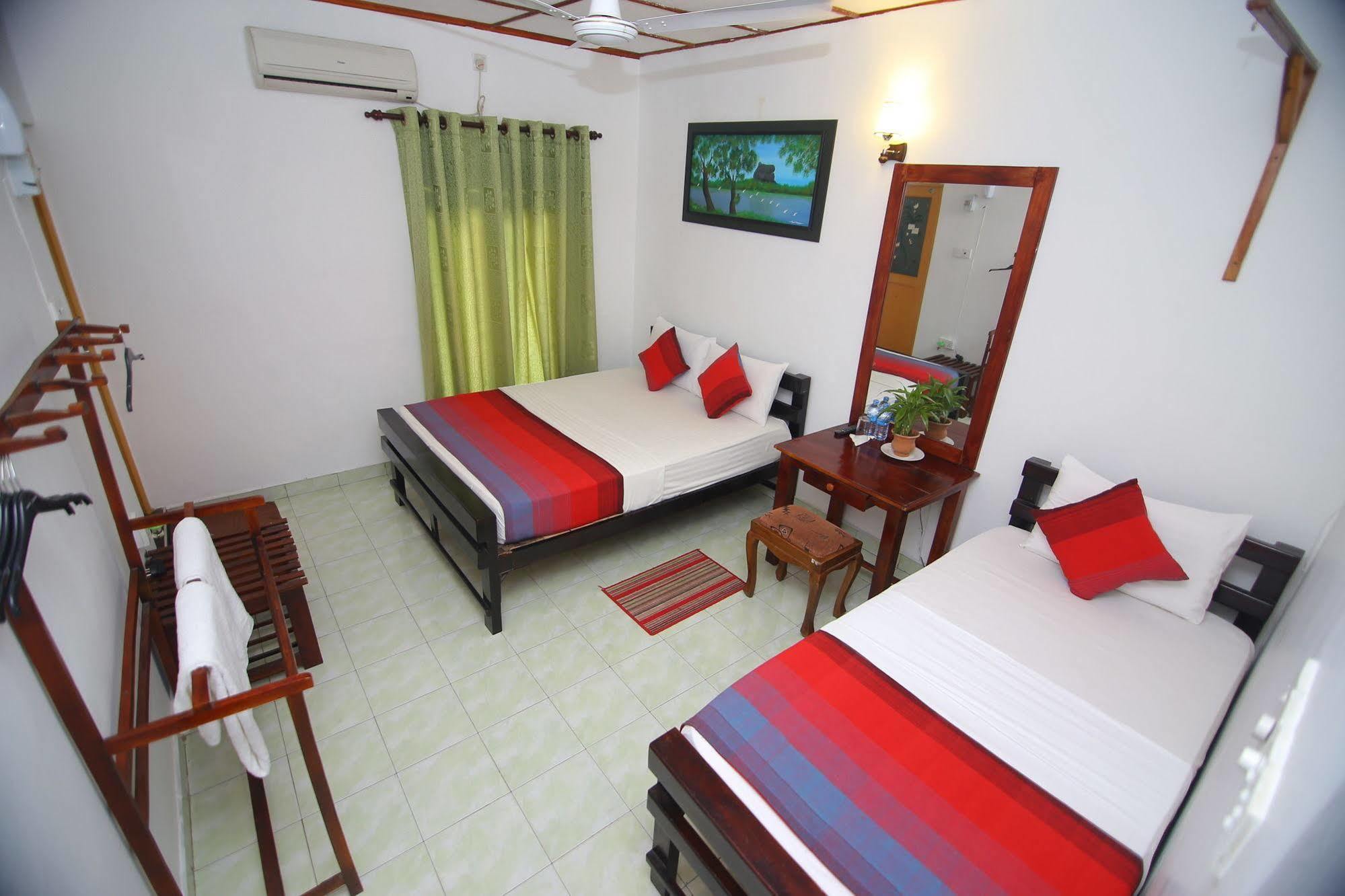 Thilaka City Hotel Anuradhapura Esterno foto