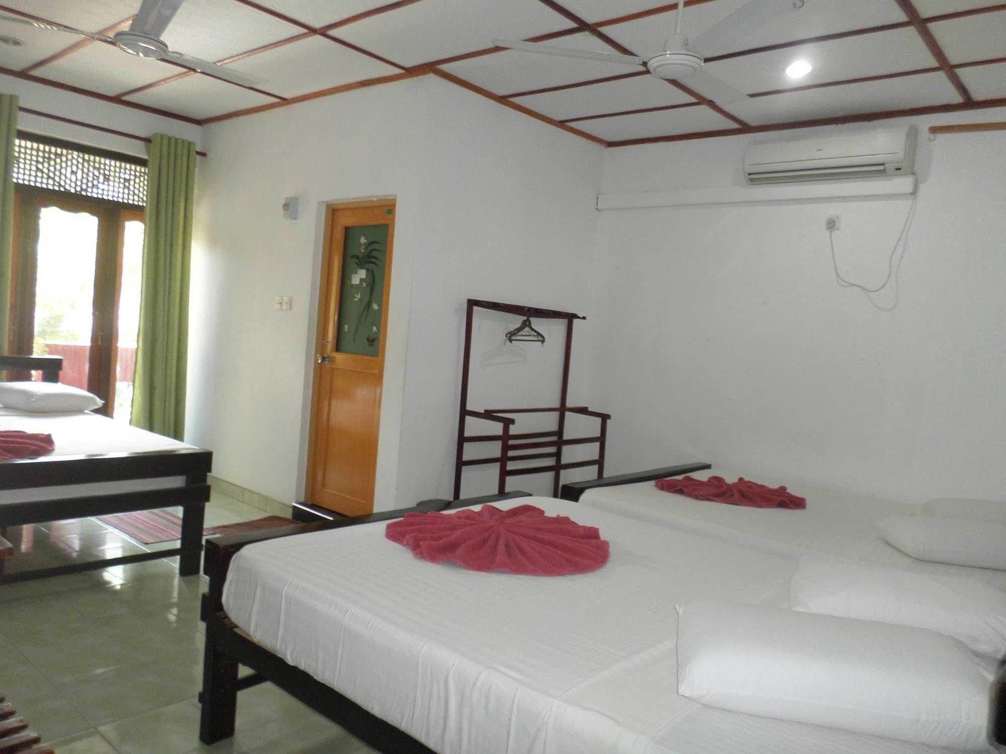 Thilaka City Hotel Anuradhapura Esterno foto
