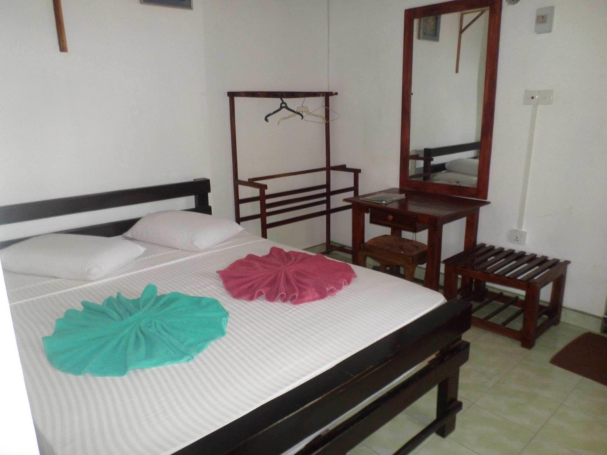 Thilaka City Hotel Anuradhapura Esterno foto