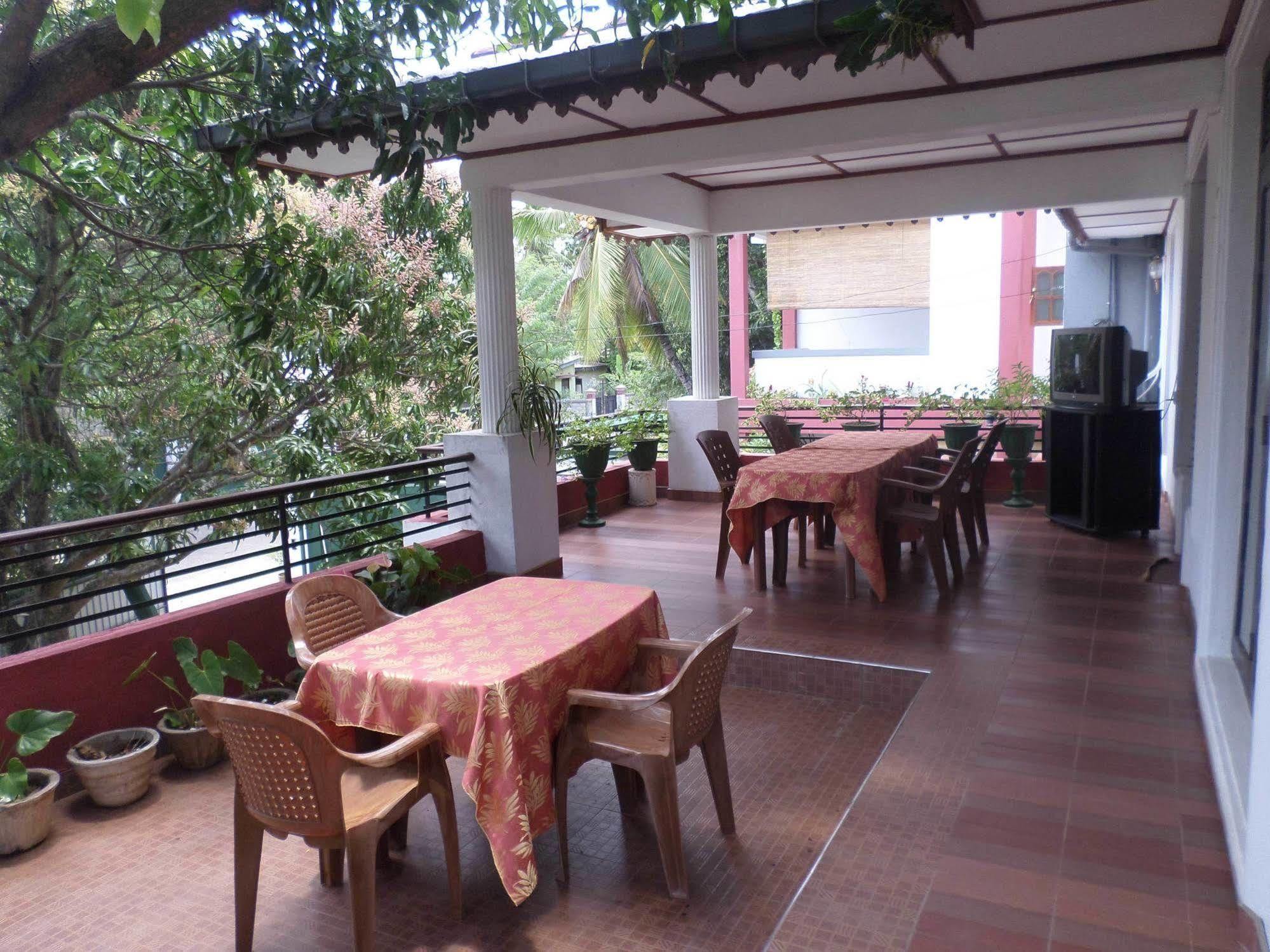 Thilaka City Hotel Anuradhapura Esterno foto