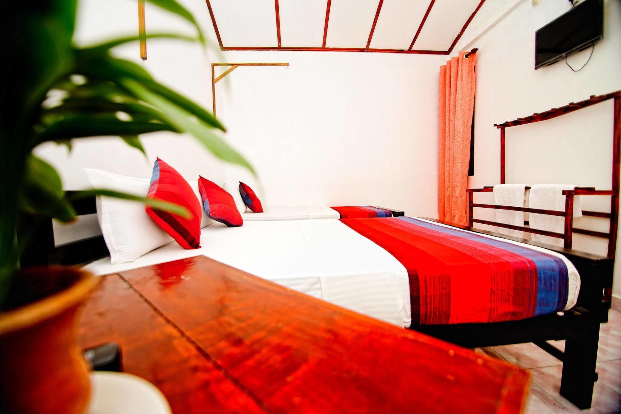 Thilaka City Hotel Anuradhapura Esterno foto