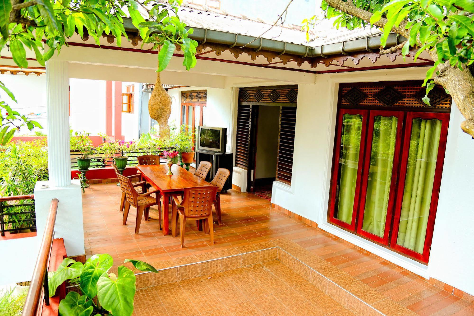 Thilaka City Hotel Anuradhapura Esterno foto