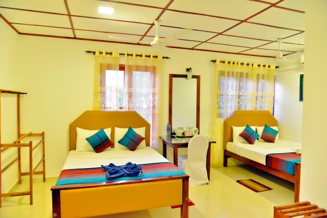Thilaka City Hotel Anuradhapura Esterno foto