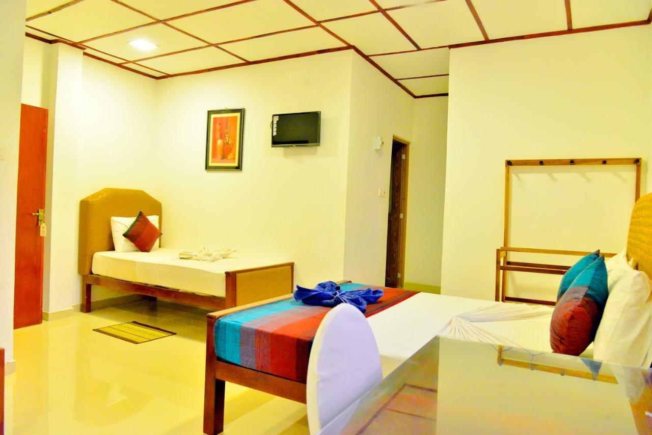 Thilaka City Hotel Anuradhapura Esterno foto